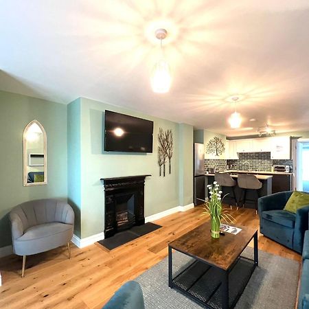 2 Bedroom Apartments Stopoverz ブリストル エクステリア 写真