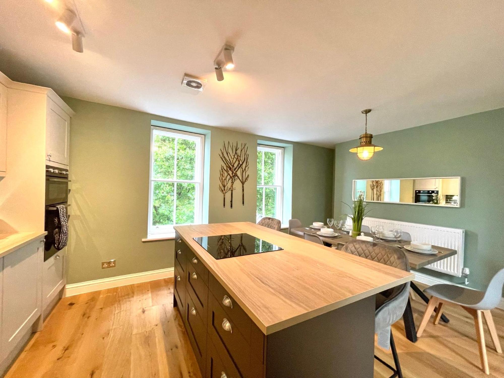 2 Bedroom Apartments Stopoverz ブリストル エクステリア 写真