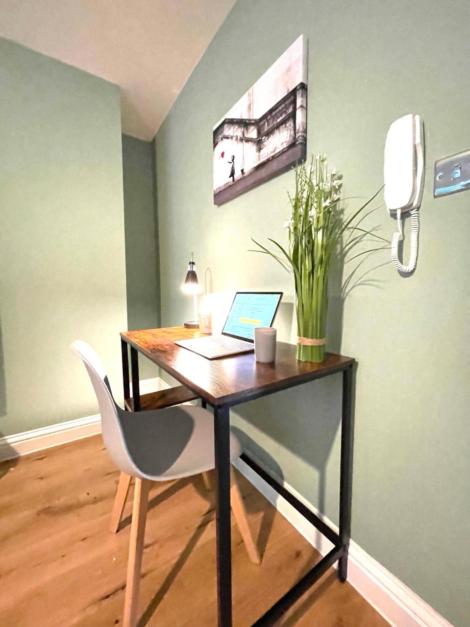 2 Bedroom Apartments Stopoverz ブリストル エクステリア 写真