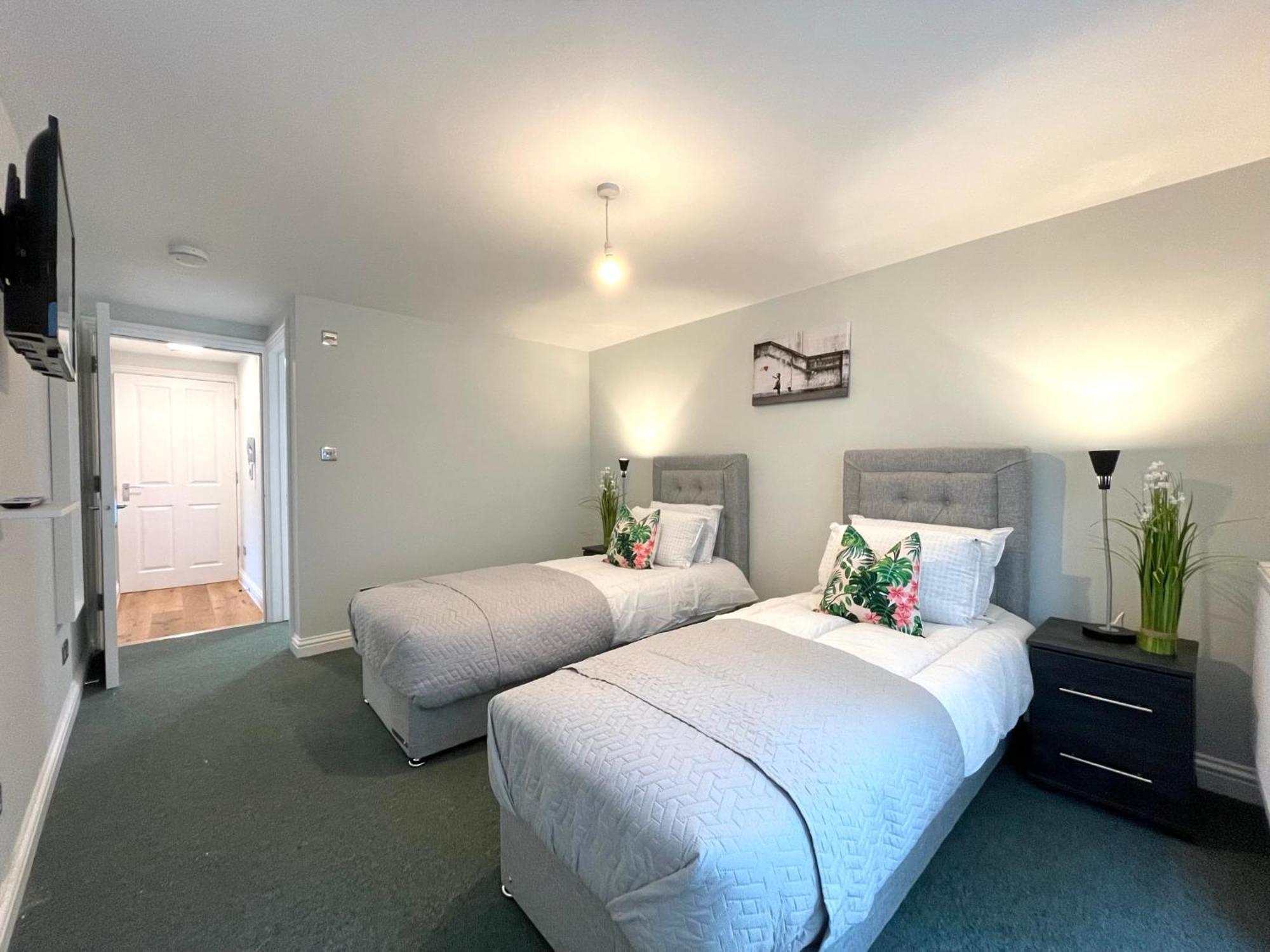 2 Bedroom Apartments Stopoverz ブリストル エクステリア 写真