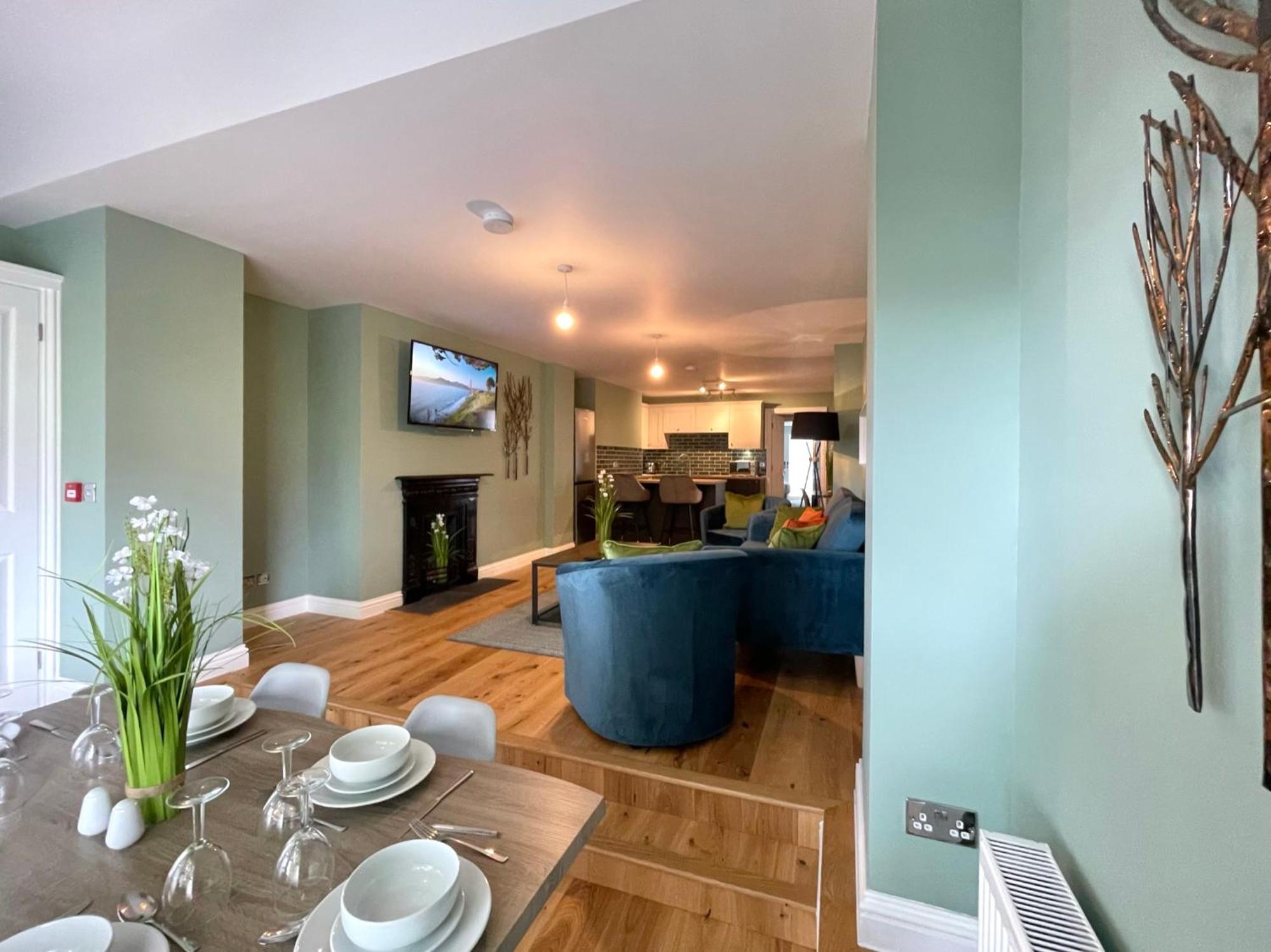 2 Bedroom Apartments Stopoverz ブリストル エクステリア 写真