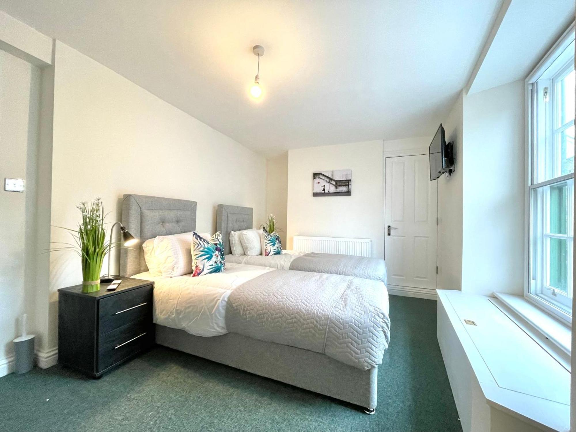 2 Bedroom Apartments Stopoverz ブリストル エクステリア 写真