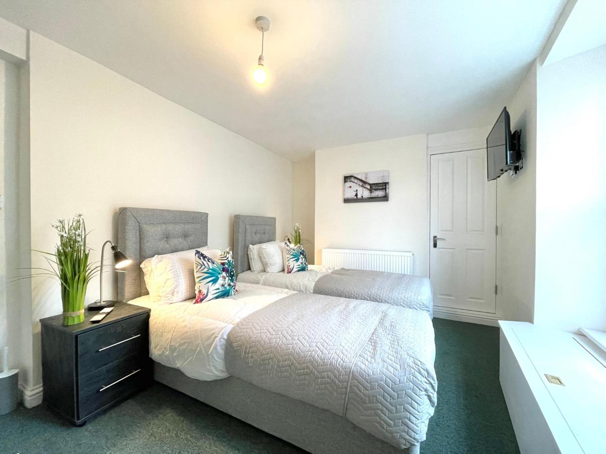 2 Bedroom Apartments Stopoverz ブリストル エクステリア 写真