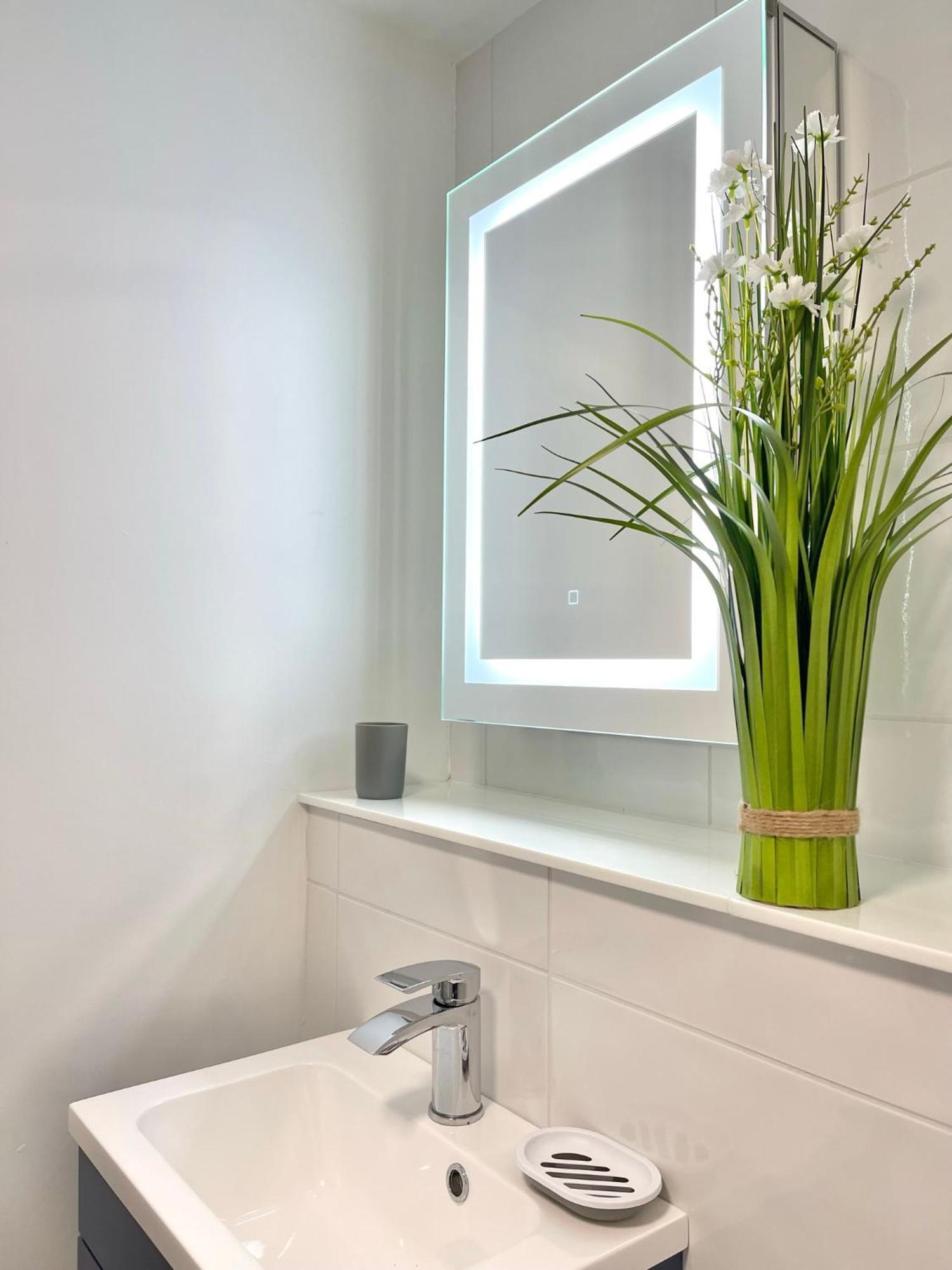 2 Bedroom Apartments Stopoverz ブリストル エクステリア 写真