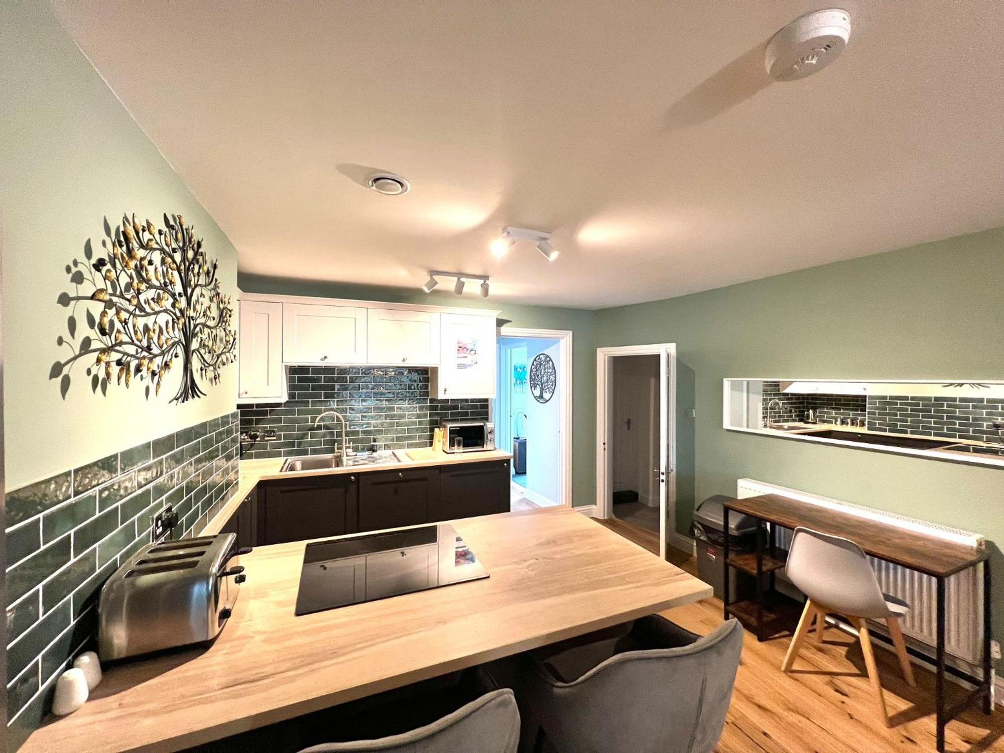 2 Bedroom Apartments Stopoverz ブリストル エクステリア 写真